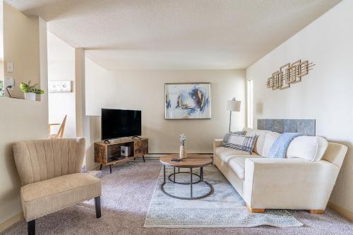 Bitter Lake Apartment | Beautiful and cozy one bedroom apartment -WiFi, BBQ, Patio, Dog park, close to Greenlake and Northgate