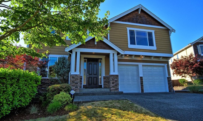 Renton House | Beautiful and Spacious!Your Home Away from Home. With AC