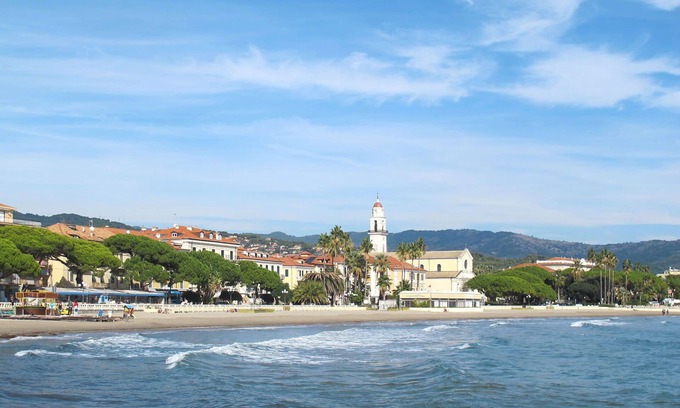 Diano Castello Apartment | Beautiful apartment for 6 people with WIFI, pool, TV, terrace, pets allowed and parking