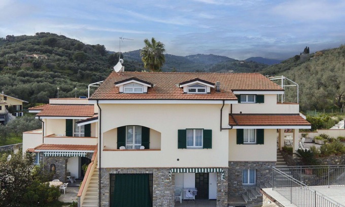 Diano Castello Apartment | Beautiful apartment for 6 people with pool, WIFI, TV, terrace, pets allowed and parking