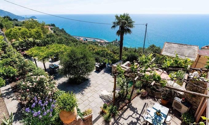Finale Ligure Apartment | Beautiful apartment for 5 guests with A/C, WIFI, TV, patio and parking