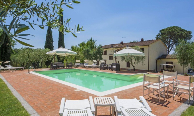 Lamporecchio Villa | Beautiful apartment in villa for 14 guests with private pool, WIFI, TV, balcony and pets allowed