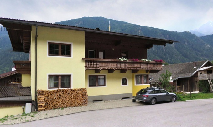 Burgstall Apartment | Beautiful apartment for 10 people with WIFI, TV and balcony