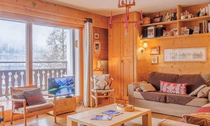 Champery Apartment | Beautiful apartment for 4 guests with WIFI, TV, balcony and panoramic view
