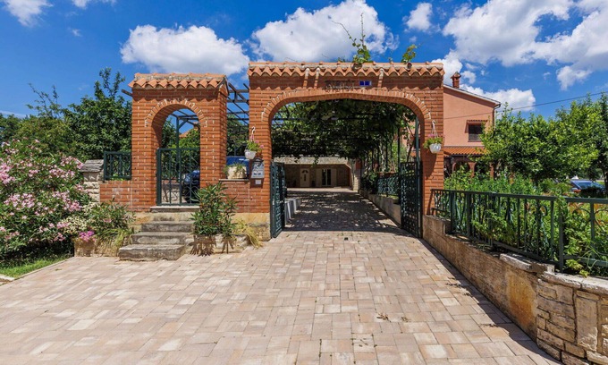 Bibici Apartment | Beautiful apartment for 4 people with WIFI, private pool, A/C, TV, pets allowed and parking