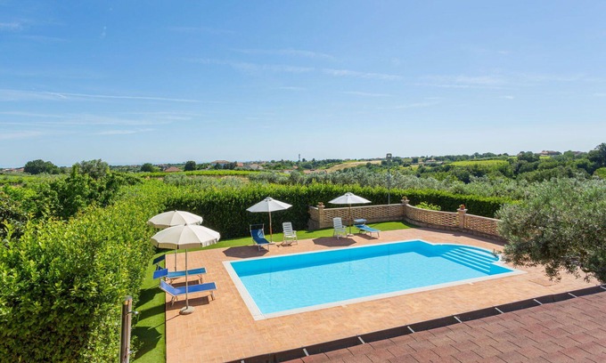Crecchio House | Beautiful apartment in villa for 4 guests with WIFI, pool, TV, terrace and pets allowed
