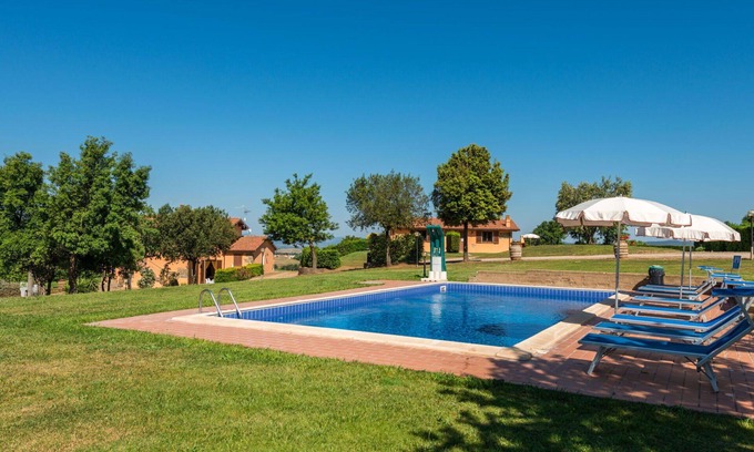 Scansano Villa | Beautiful apartment in villa for 4 guests with WIFI, pool, A/C, TV, terrace and pets allowed