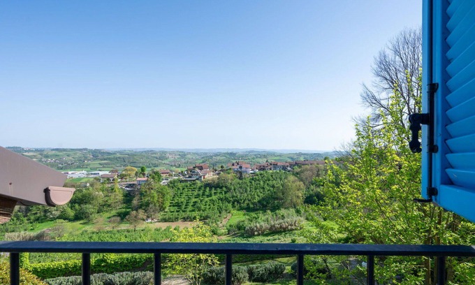 San Damiano dʼAsti Villa | Beautiful apartment in villa for 11 people with WIFI, pool, TV, patio, pets allowed and parking