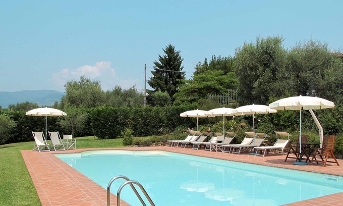 Montecarlo Villa | Beautiful apartment in villa for 6 guests with WIFI, pool, TV, patio and pets allowed
