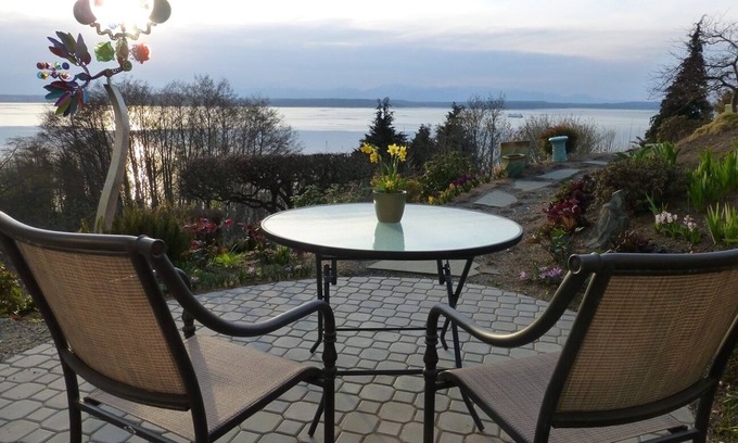 North Admiral Apartment | Beautiful Apartment with Stunning Ocean and Mountain Views