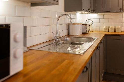 Cropthorne Apartment | Beautiful Barn Conversion - Orchard Escape for 12!