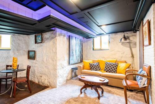 Old Louisville Apartment | Beautiful Basement 2BR Walk to St James Ct U of L