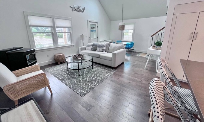 Snug Harbor House | Beautiful Beach Cottage 1 Mile From East Matunuck Beach