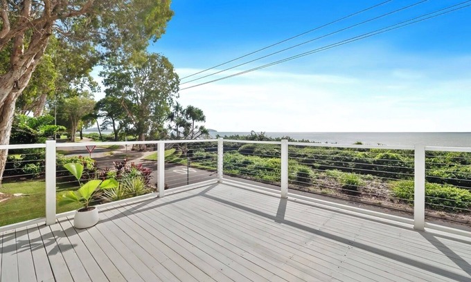 Clifton Beach Apartment | Beautiful Beachfront Holiday Home in Clifton Beach
