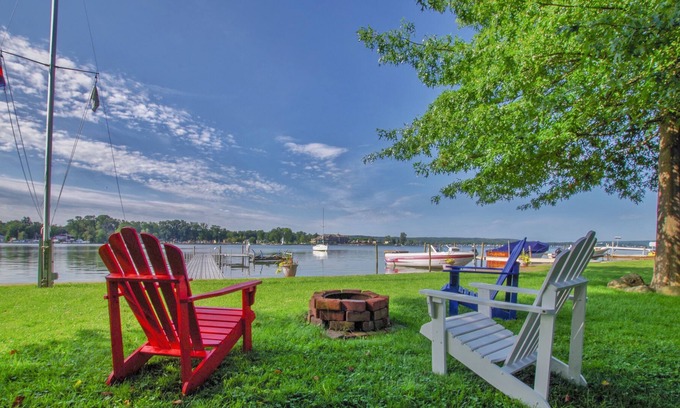 Jamestown Cottage | Beautiful Bonita is a charming, privately owned 2-bedroom lake front cottage
