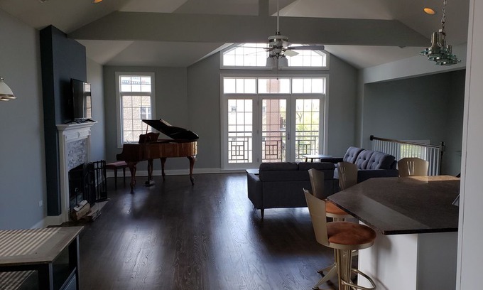 Bronzeville Apartment | Beautiful Bronzeville Penthouse