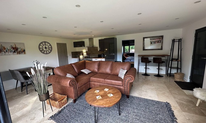 Steyning Cabin | Beautiful Cabin with Pond View