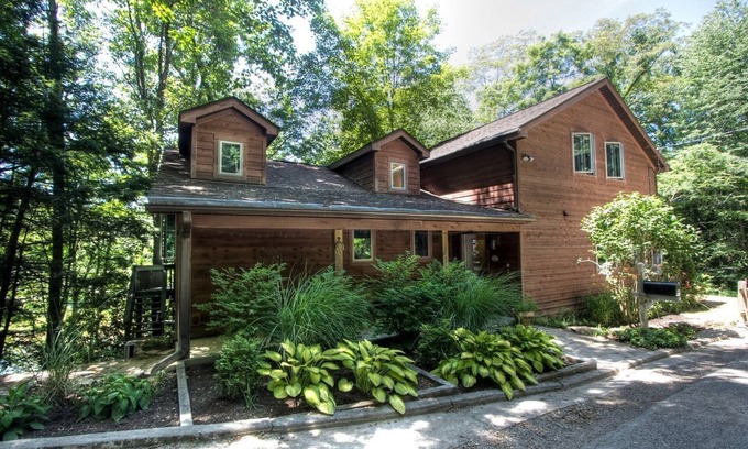 Confluence Cabin | Beautiful Cabin with Hot Tub Surrounded by Trees in Confluence, Pennsylvania