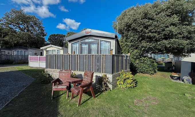 Corton House | Beautiful caravan with decking and WiFi at Azure Sea, Suffolk ref 32025AZ