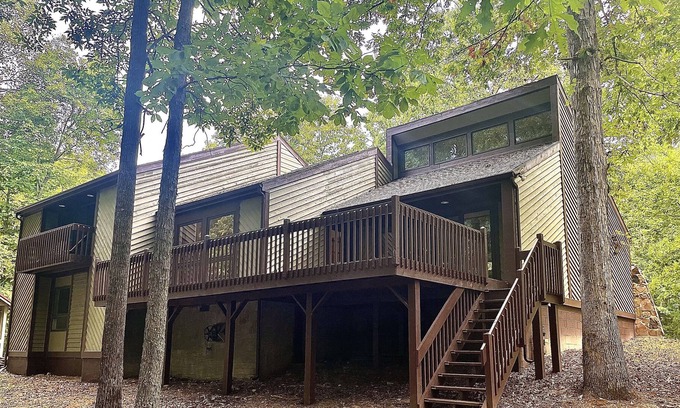 Sparta House | Beautiful Center Hill lake home nestled in woods. Minutes from lake access.