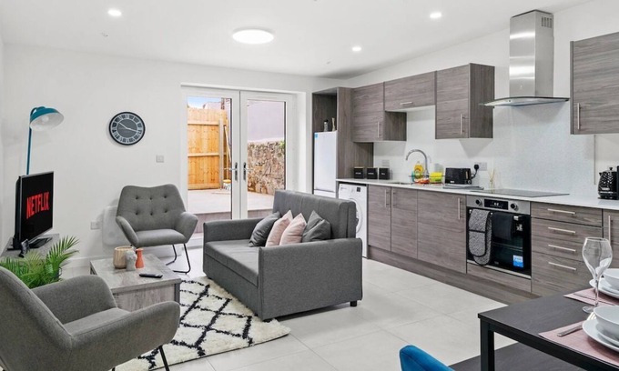 Gabalfa Apartment | Beautiful Central Cardiff Gem - Private Patio