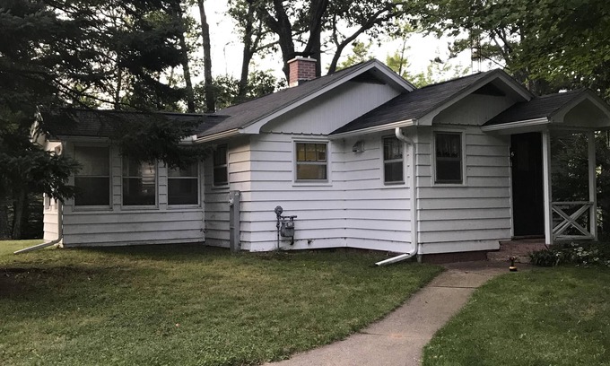 Eagle River Cottage | Beautiful Chain Frontage Cottage Close To Downtown Eagle River.