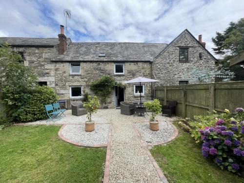 Lanhydrock House | Beautiful Character Cottage - with Hot Tub