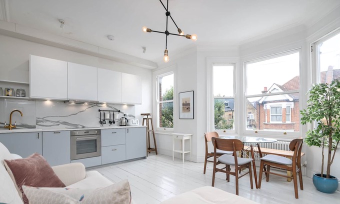 North Kensington Apartment | Beautiful Chic One Bedroom Apartment in London!