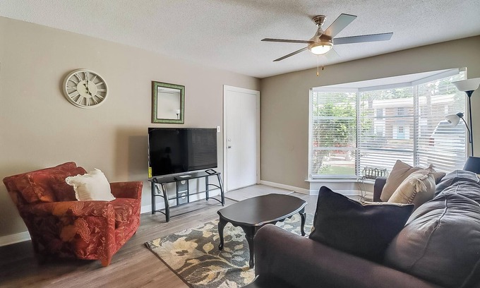 Pascagoula Apartment | Beautiful Clean 2 Bedroom 2 Blocks from beach π