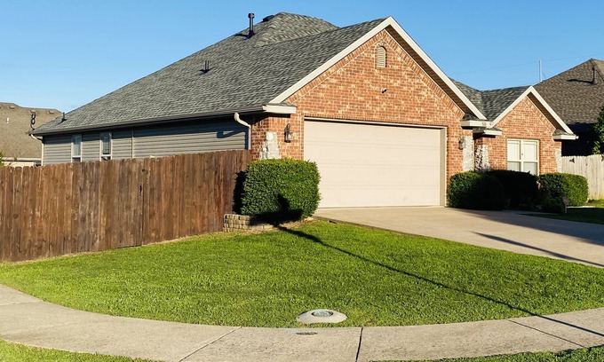 Bentonville House | Beautiful! Close to Museums, MTB Trails, King Bed!