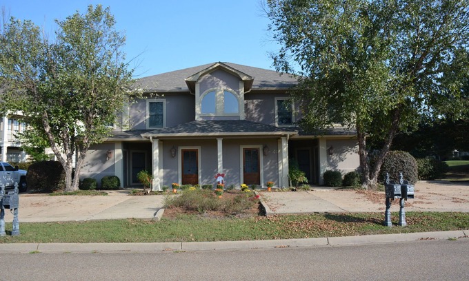 Country Club Condo | Beautiful Condo, 5 mins from the Campus