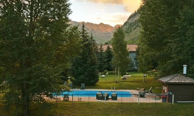 Vail Condo | Beautiful Condo across street from Vail Golf Course Clubhouse