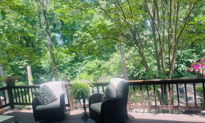 Southaven House | Beautiful Country Getaway/15 minutes From Elvis Graceland! Serene Fountain/Pool