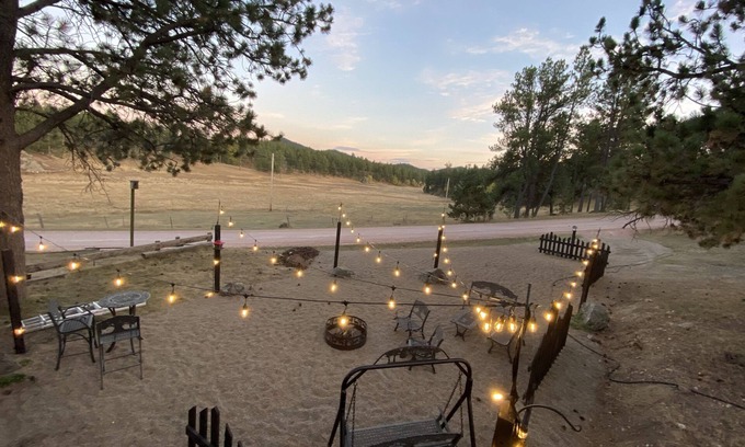 Custer House | Beautiful, Countryside, 6 Bdrm Next to Custer State Park with Air Conditioning