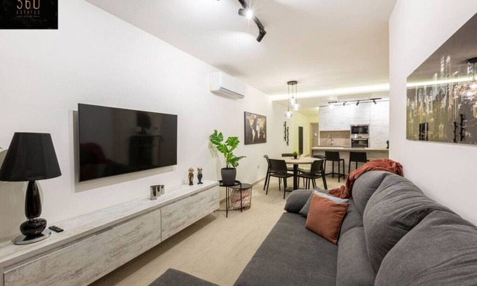 Tower Road Apartment | Beautiful, cozy APT just off the Promenade & WIFI