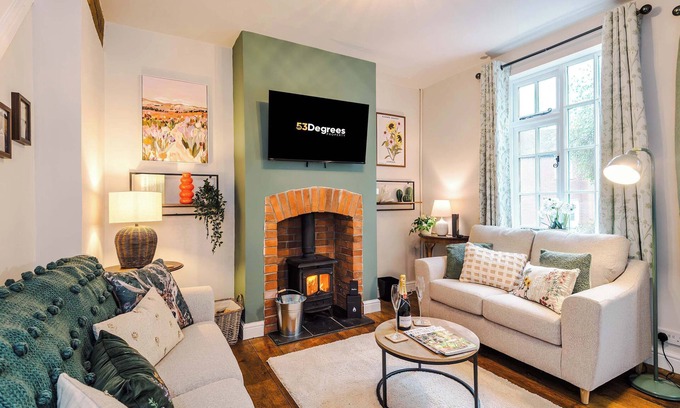 Sandbach House | Beautiful Cozy Cottage Home in Sandbach, Sleeps 4!