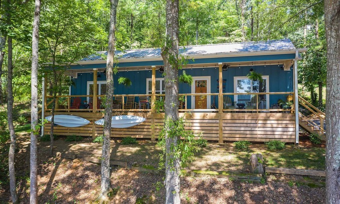 Crane Hill Cabin | Beautiful, cozy cabin on Smith Lake!