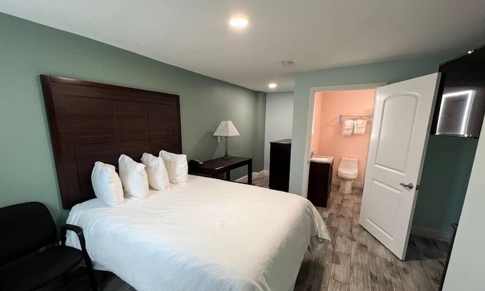 Ocean View Halifax Estates Condo | Beautiful Daytona Beach King Suite!