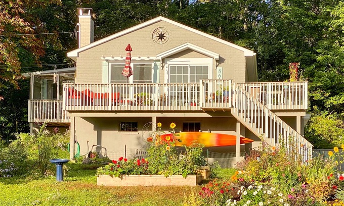 Cundys Harbor House | Beautiful dog-friendly home with waterview, washer/dryer, & free WiFi
