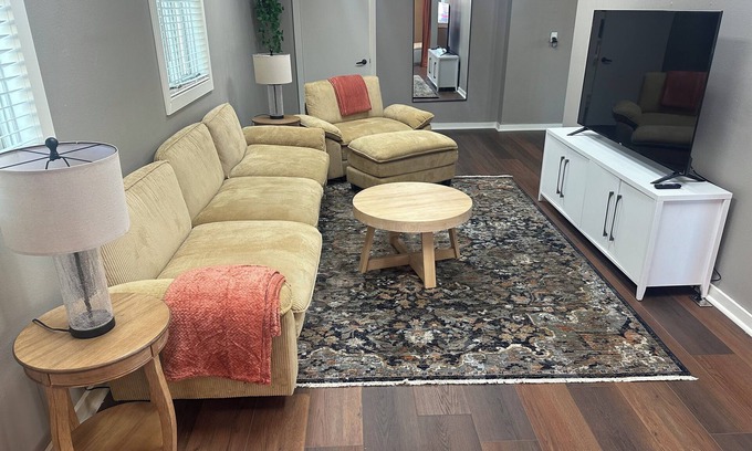 Dickinson House | Beautiful Downtown Home, Close To Everything