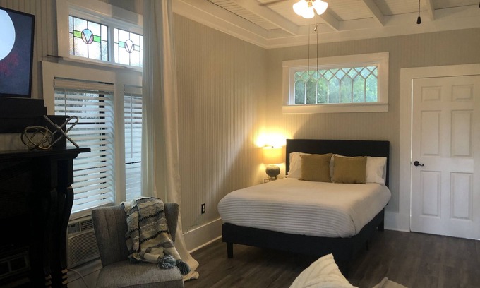 Van Alstyne House | Beautiful Durning House Cottage