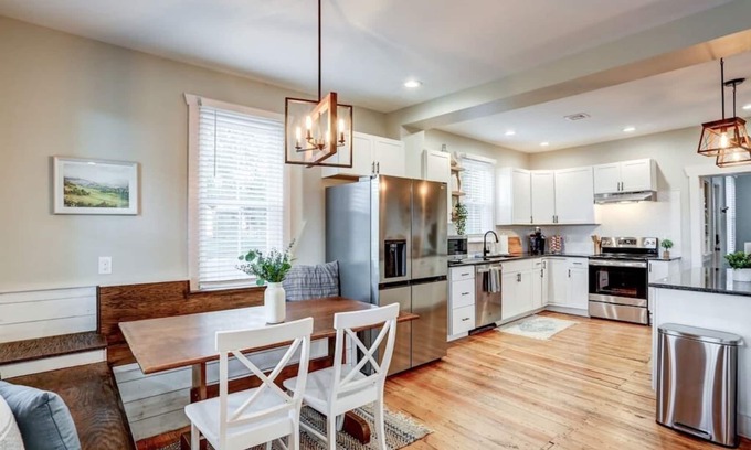 Elizabethtown House | Beautiful Farmhouse close to Lanc, Hershey, Etown!