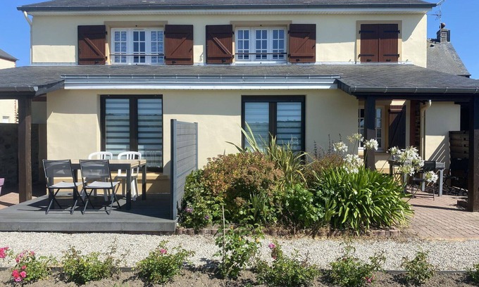 Barneville-Carteret House | Beautiful apartment in villa for 4 guests with WIFI, TV, terrace and panoramic view