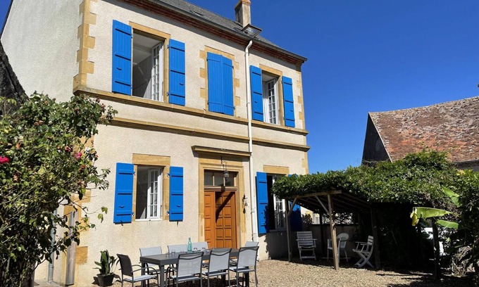 Pierrefitte-sur-Loire Cottage | Beautiful family house in the countryside with terrace and garden