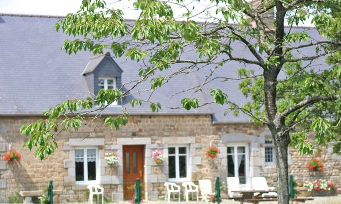 Villedieu-les-Poeles-Rouffigny Cottage | Beautiful cottage with fireplace and large garden in Villedieu-les-Poêles
