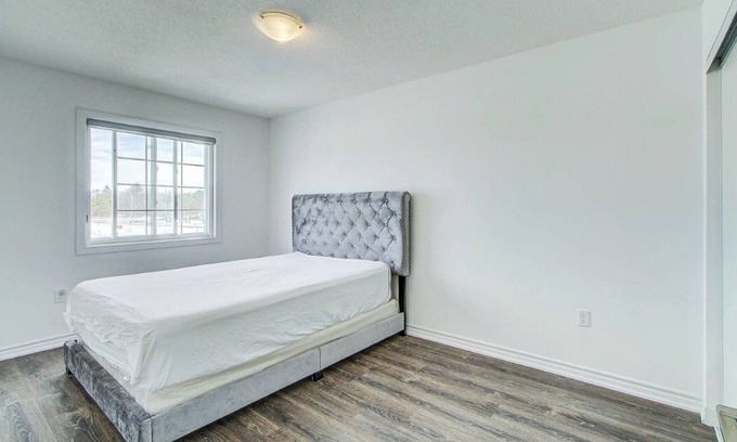 Burlington House | Beautiful furnished 3 bedroom townhouse in Barrie