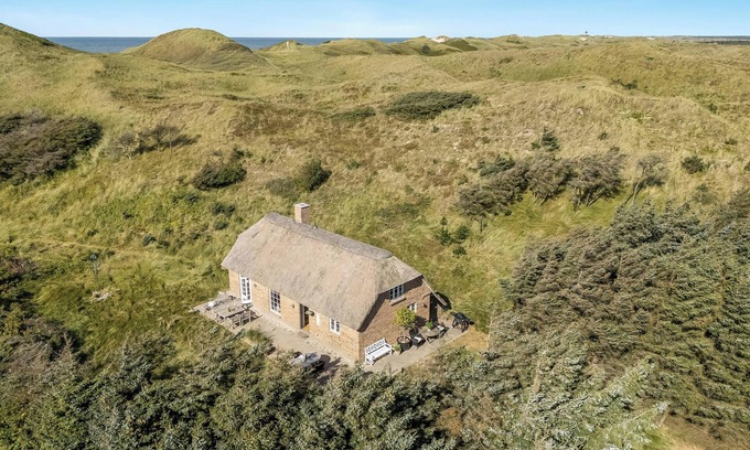 Vedersø Klit House | Beautiful holiday home only 100 meters from the North Sea.