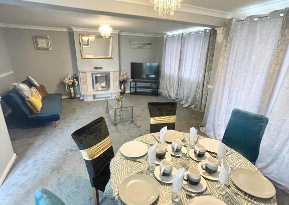 Graig Apartment | Beautiful Holiday Home Near Newport City Centre, Laurel Road - Sleeps up to 8
