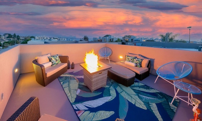 Crown Point House | Beautiful Home, Bay + Beach Views, Rooftop Deck & Firepit