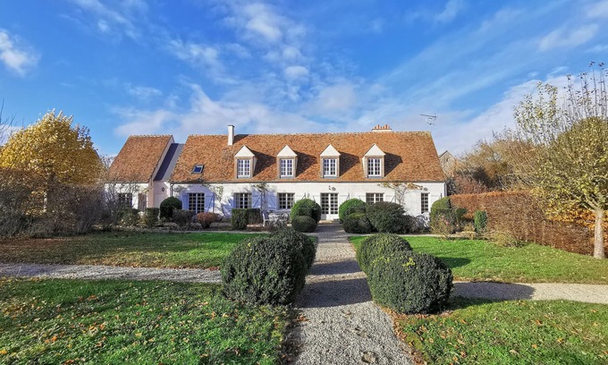 Yevre-la-Ville House | Beautiful home in Yèvre-la-Ville